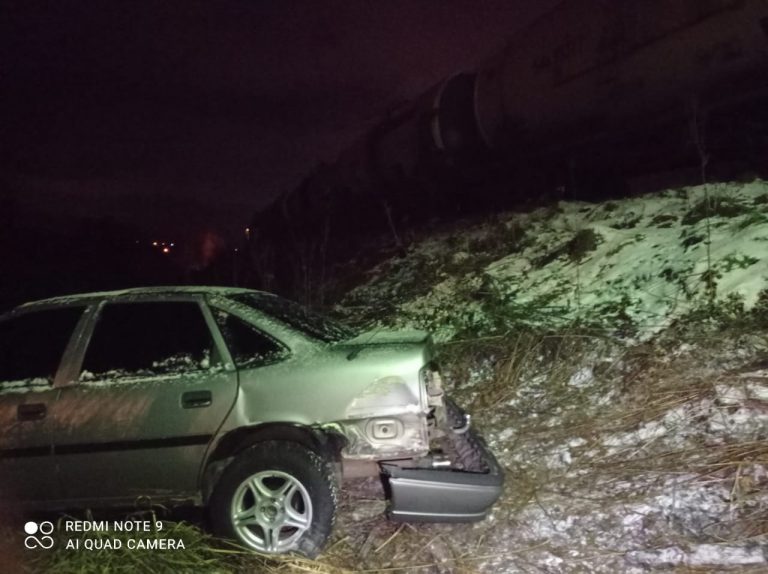 На Прикарпатті автівка потрапила під маневровий потяг (ФОТО) 3 138917399 3594592073993935 623771510271940487 o