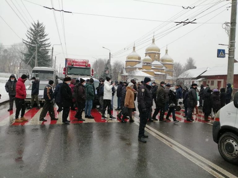 На Тисмениччині люди продовжують перекривати дорогу (ФОТО)