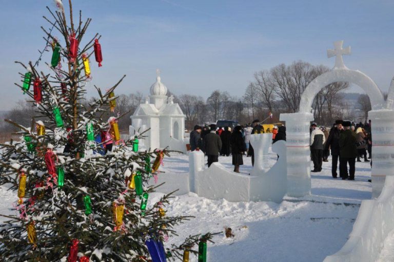 На Прикарпатті 18 січня ставлять крижані хрести та льодові вертепи (ФОТО) 3 На Прикарпатті 18 січня ставлять крижані хрести та льодові вертепи (ФОТО)