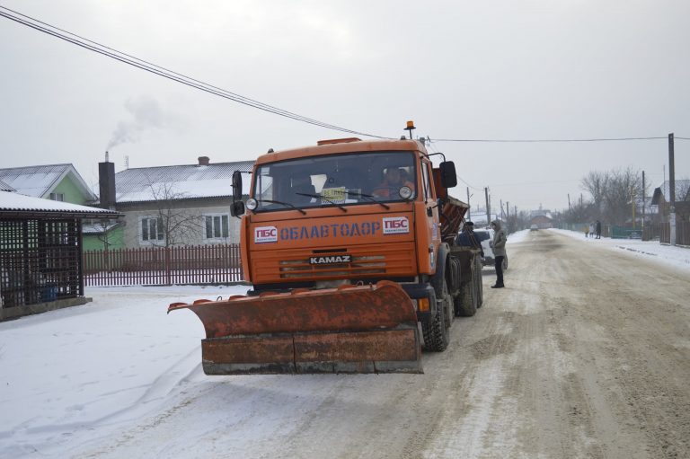 На дорогах Прикарпаття працює розчищувальна техніка (ФОТО) 1 На дорогах Прикарпаття працює розчищувальна техніка (ФОТО)