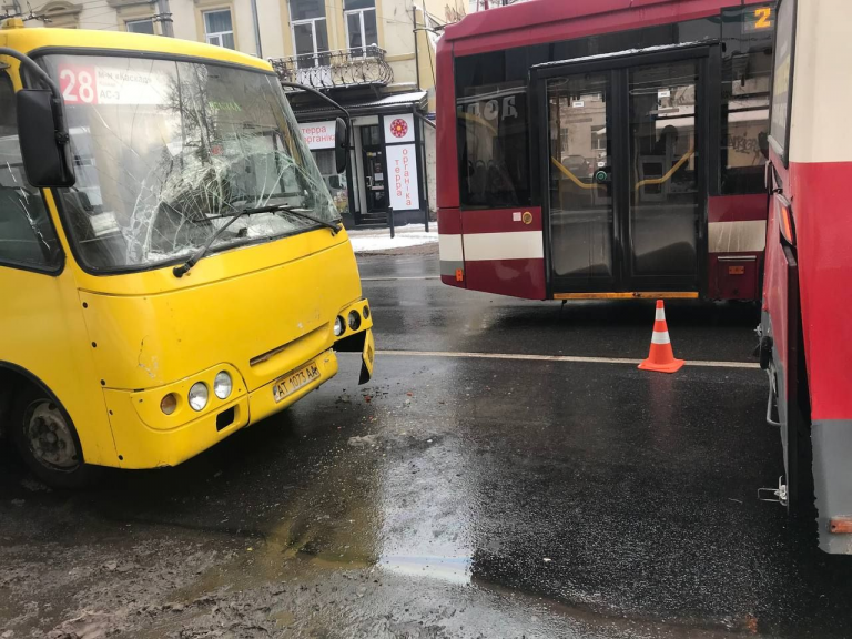 Двоє потерпілих. Стали відомі подробиці ДТП у Франківську 12 ДТП, Франківськ