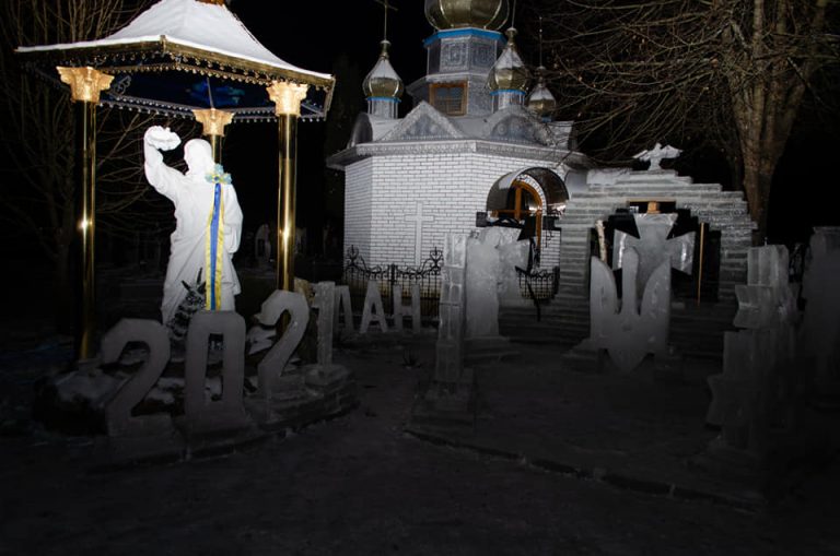 У селі на Косівщині створили льодові скульптури (ФОТО) 3 У селі на Косівщині створили льодові скульптури (ФОТО)