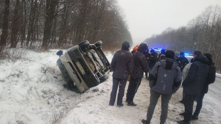 У Боднарові перекинувся автомобіль (ФОТО) 9 У Боднарові перекинувся автомобіль (ФОТО)