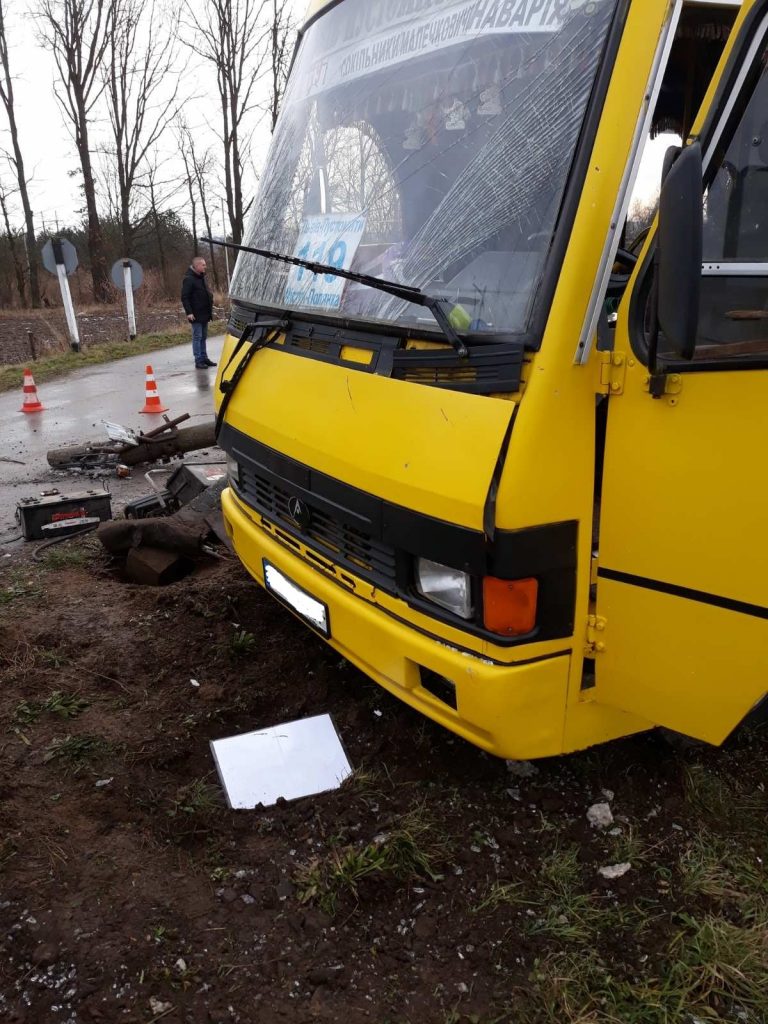 На Львівщині маршрутка зіткнулася із потягом: двоє постраждалих (ФОТО) 12 На Львівщині маршрутка зіткнулося із потягом: двоє постраждалих (ФОТО)