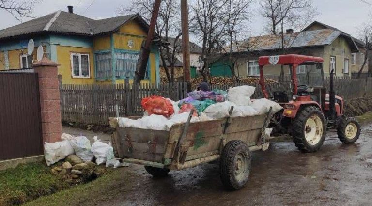 На Долинщині мешканці села Велика Тур'я активно організували збір скла.