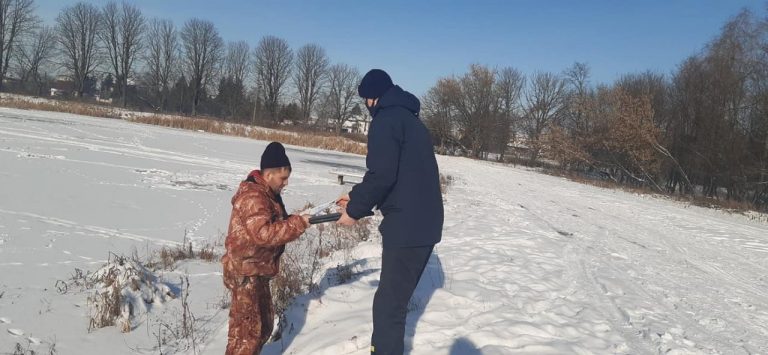 Рятувальники Рогатинщини мали розмову з рибалками на міському озері (ФОТО)