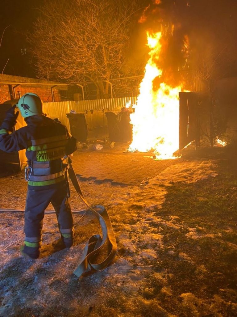 У Франківську вночі гасили пожежу на території ліцею (ФОТО) 11 У Франківську вночі гасили пожежу на території ліцею (ФОТО)