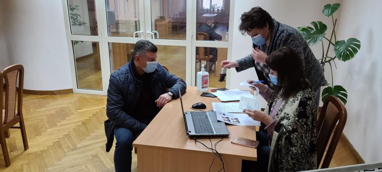 Парламент не цирк, написав одіозний Михайло Ноняк, що першим пішов до ЦВК реєструватися кандидатом в нардепи від Прикарпаття (ФОТО) 7 Парламент не цирк, написав одіозний Михайло Ноняк,