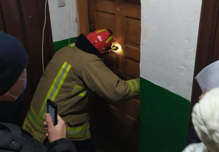 У Калуші рятувальники визволяли дітей з "квартирного" полону (ФОТО) 9 144957354 3637589749694167 3982778794551430631 o 1