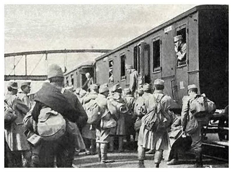 1914 1918 roky. Pogruzka avstrijskyh vijsky u vagony scaled