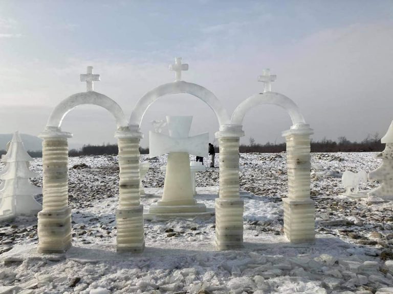 На Коломийщині збудували льодове містечко (ФОТО) 11 На Коломийщині збудували льодове містечко (ФОТО)