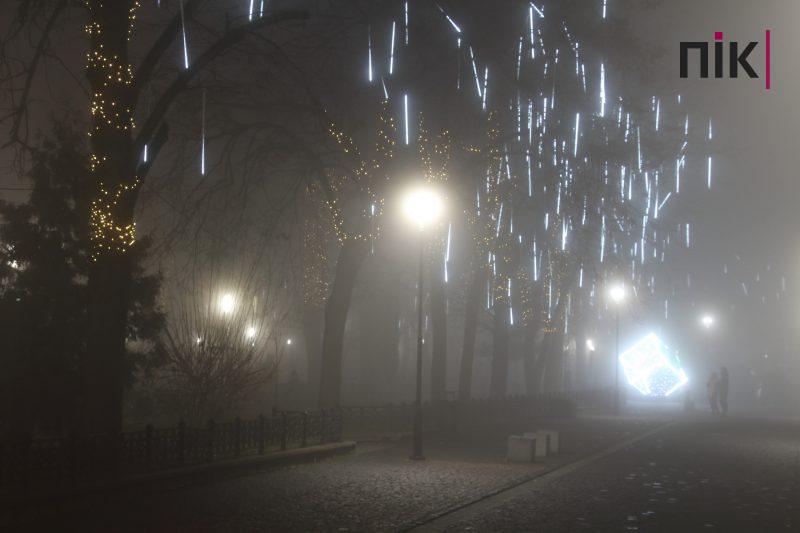 Вечірній туман у Івано-Франківську сфотографував мандруючи  центральними вуличками міста фотограф