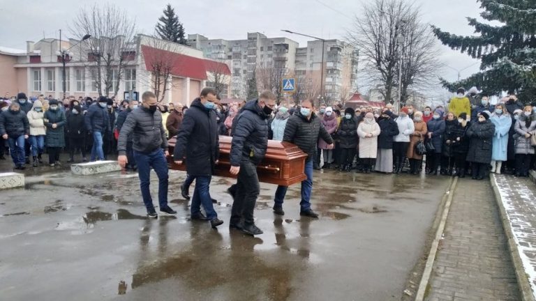 У Долині сотні людей прийшли попрощатися із Володимиром Гараздом (ФОТО) 9 56c42c81ed2bf40a