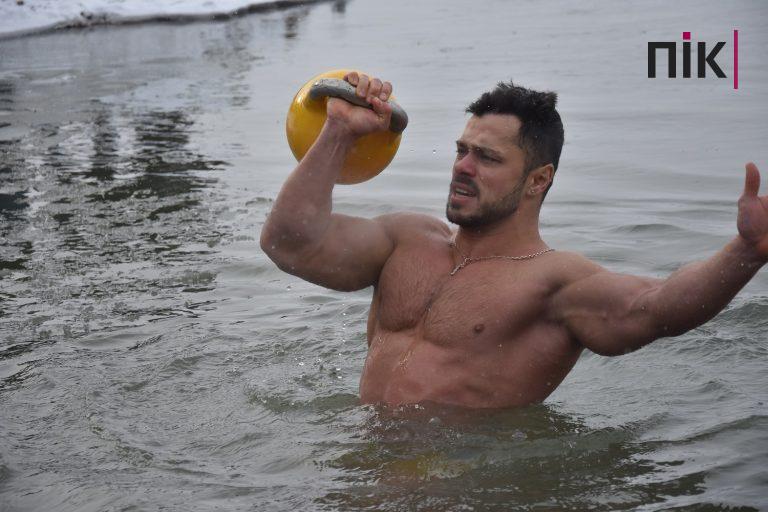 Рекорд із піднімання гирі у крижаній воді