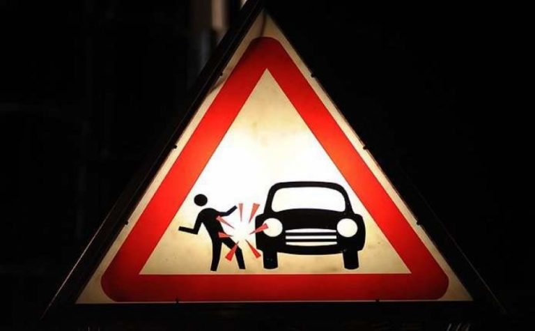 На Тисмениччині жінка потрапила під колеса легкового автомобіля 5 У Долині водій збив жінку: вона померла дорогою до лікарні