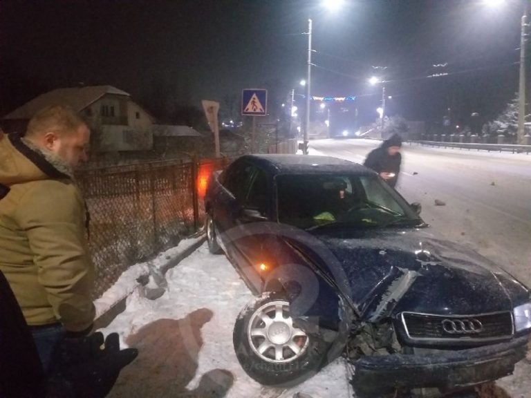 В Ямниці авто злетіло з дороги і протаранило паркан (ФОТО) 11 ямниця, дтп