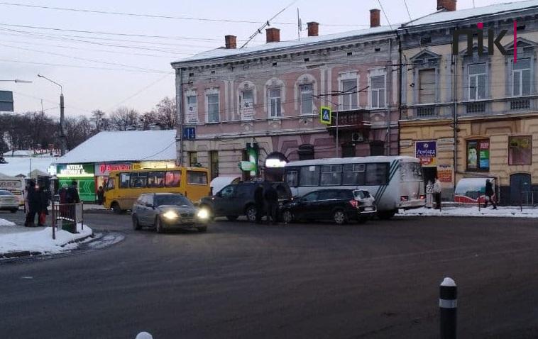 ДТП у Франківську: не розминулися джип та легковик (ФОТО) 7 ДТП Франківськ