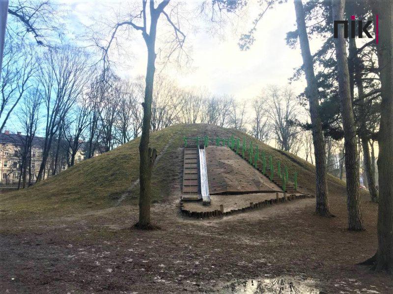 Мандри непомітним Івано-Франківськом: пагорб в парку (ФОТО) 10 photo 2021 01 27 20 55 05 1 scaled