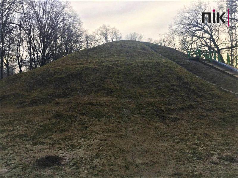 Мандри непомітним Івано-Франківськом: пагорб в парку (ФОТО) 9 photo 2021 01 27 20 55 05 2 1 scaled