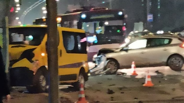 Вечірня аварія в Івано-Франківську: рух суттєво ускладнено (ФОТО) 11 photo 2021 01 29 19 59 08 1