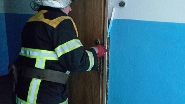 В Івано-Франківську виявили тіло людини за зачиненими дверима помешкання 6 В Івано-Франківську за зачиненими дверима виявити тіло людини