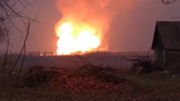 Вибух на газогоні поблизу Лубен: без газу залишились 3,5 тисячі абонентів (ВІДЕО, ФОТО) 6 Вибух на газогоні поблизу Лубен: без газу залишились 3,5 тисячі абонентів (ФОТО)