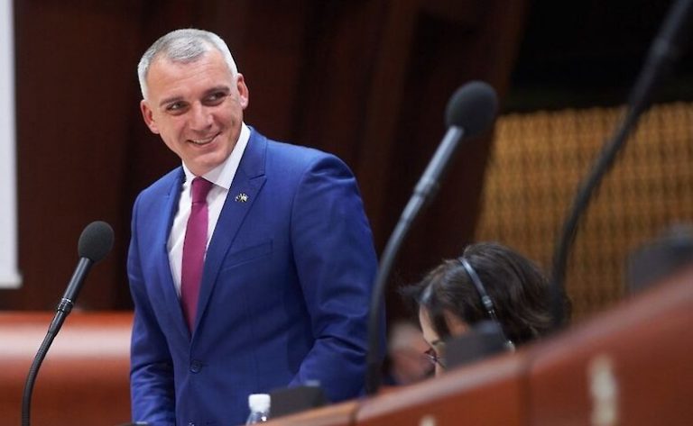 "На українській мові": мер Миколаєва працює перекладачем депутатів (ВІДЕО) 14 "На українській мові": мер Миколаєва працює перекладачем депутатів (ВІДЕО)