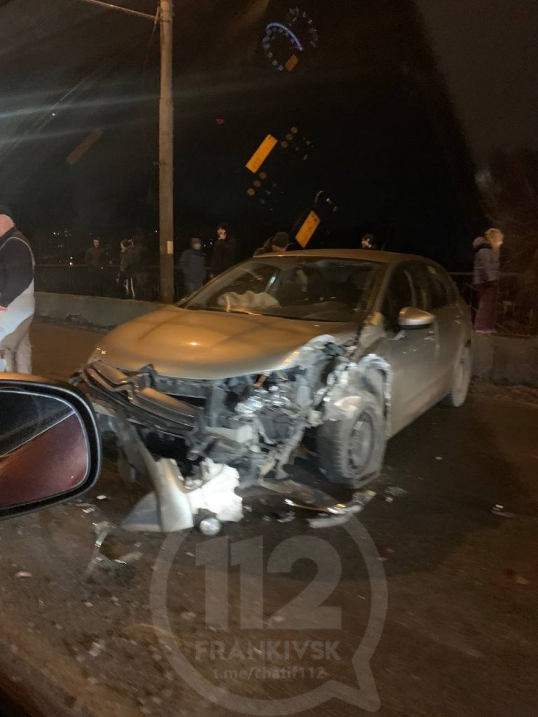 У Франківську на Пасічній сталася ДТП: рух транспорту ускладнений (ФОТО) 12 У Франківську на Пасічній сталася ДТП: рух транспорту ускладнений (ФОТО)