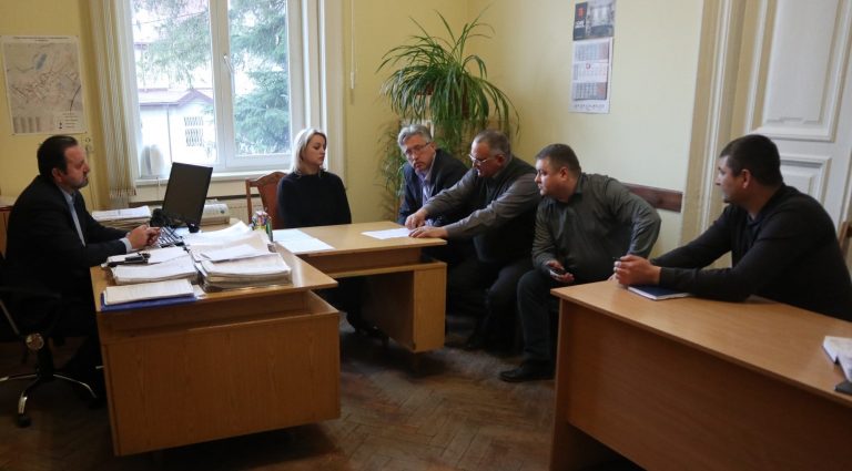 В Надвірній хочуть виділити 600 тис. гривень на вуличне освітлення (ФОТО) 1 В Надвірній хочуть виділити з бюджету 600 тис. гривень на вуличне освітлення (ФОТО)