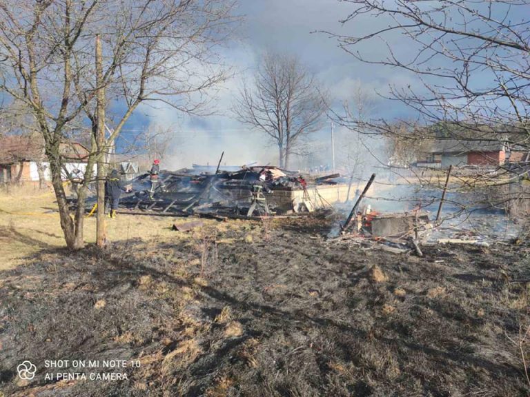 На Надвірнянщині під час спалювання сухої трави згоріла хата (ФОТО)