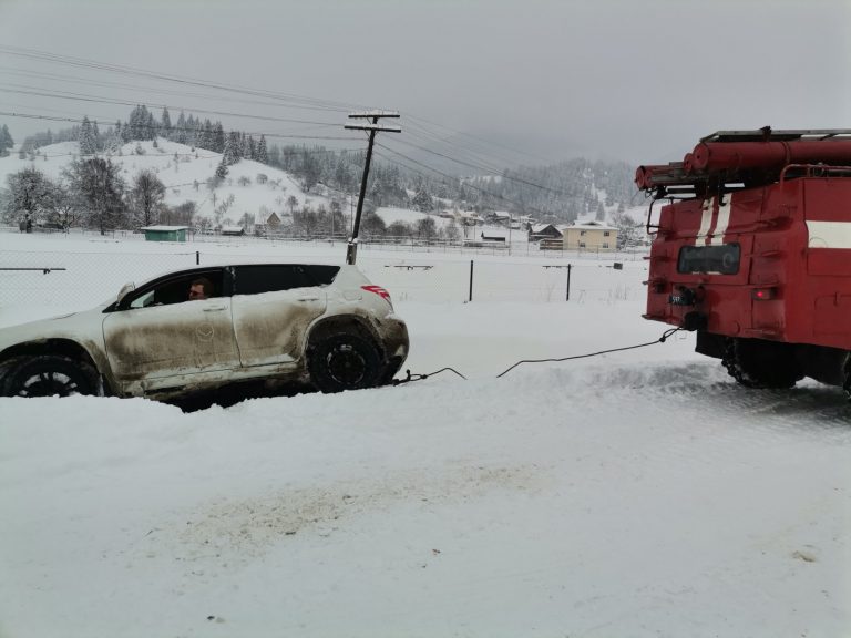 У Верховинському районі автомобіль з'їхав у кювет (ФОТО) 5 У Верховинському районі автомобіль з'їхав у кювет (ФОТО)