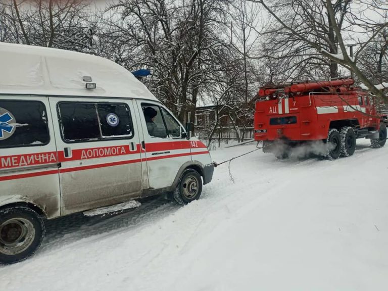 На Франківщині рятувальники визволяли з снігового замету автобус та "швидку"