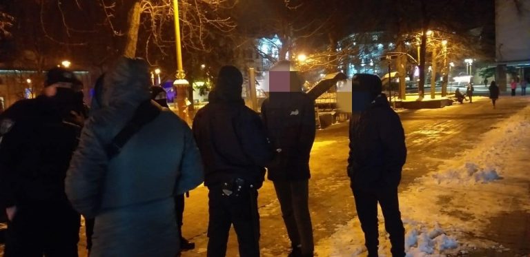 У Франківську двоє хлопців кидали снігом у вуличні камери відеоспостереження (ФОТО) 12 У Франківську двоє хлопців кидали снігом у вуличні камери відеоспостереження (ФОТО)