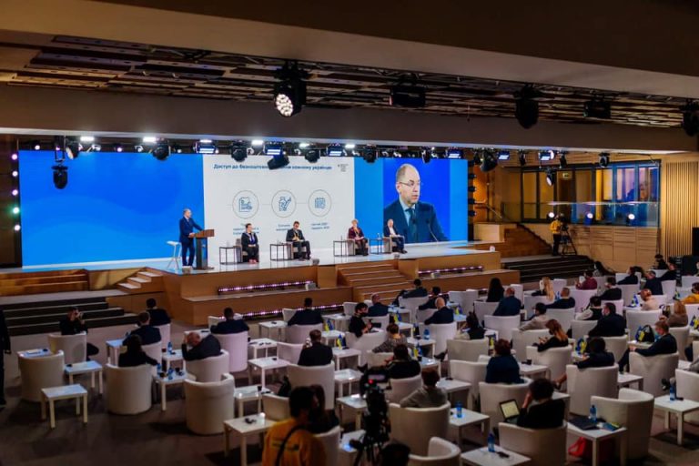 Стало відомо, скільки людей треба вакцинувати, щоб в Україні сформувався колективний імунітет проти COVID-19 6 Стало відомо, скільки людей треба вакцинувати, щоб в Україні сформувався колективний імунітет проти COVID-19