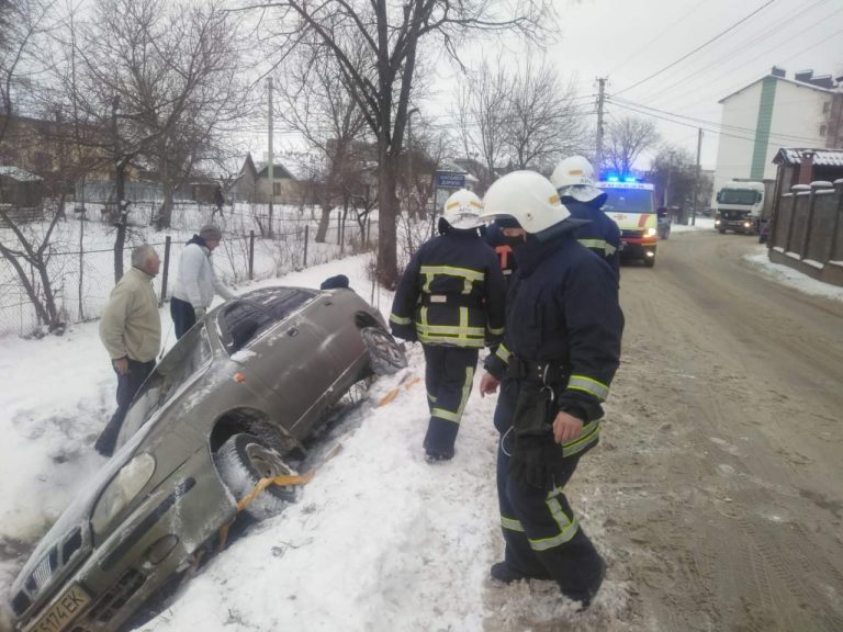 Неподалік Франківська авто злетіло у кювет: на місці рятувальники та медики (ФОТО) 8 148336486 3661556457297496 4191271859133607613 o