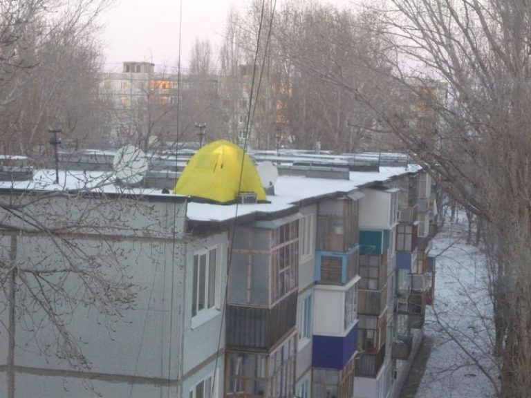 У Калуші посеред зими розклали палатку на даху будинку (ФОТО) 5 Місцевий мешканець поставив палатку на даху панельного будинку.