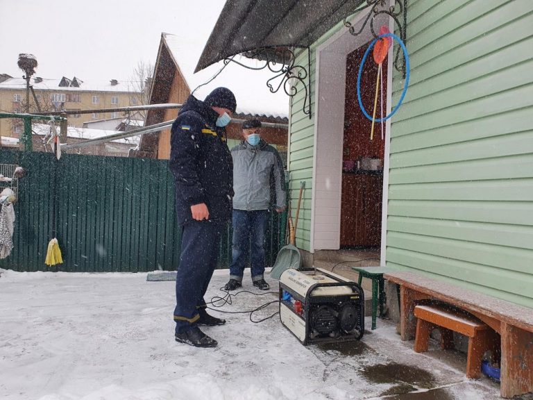 На Прикарпатті рятувальники доставили кисень для хворої жінки (ФОТО)