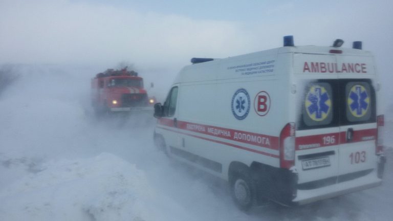Негода в дії: рятувальники визволяли із снігового полону одразу дві "швидкі" (ФОТО) 1 149985917 3671538302965978 6926121555937288489 o