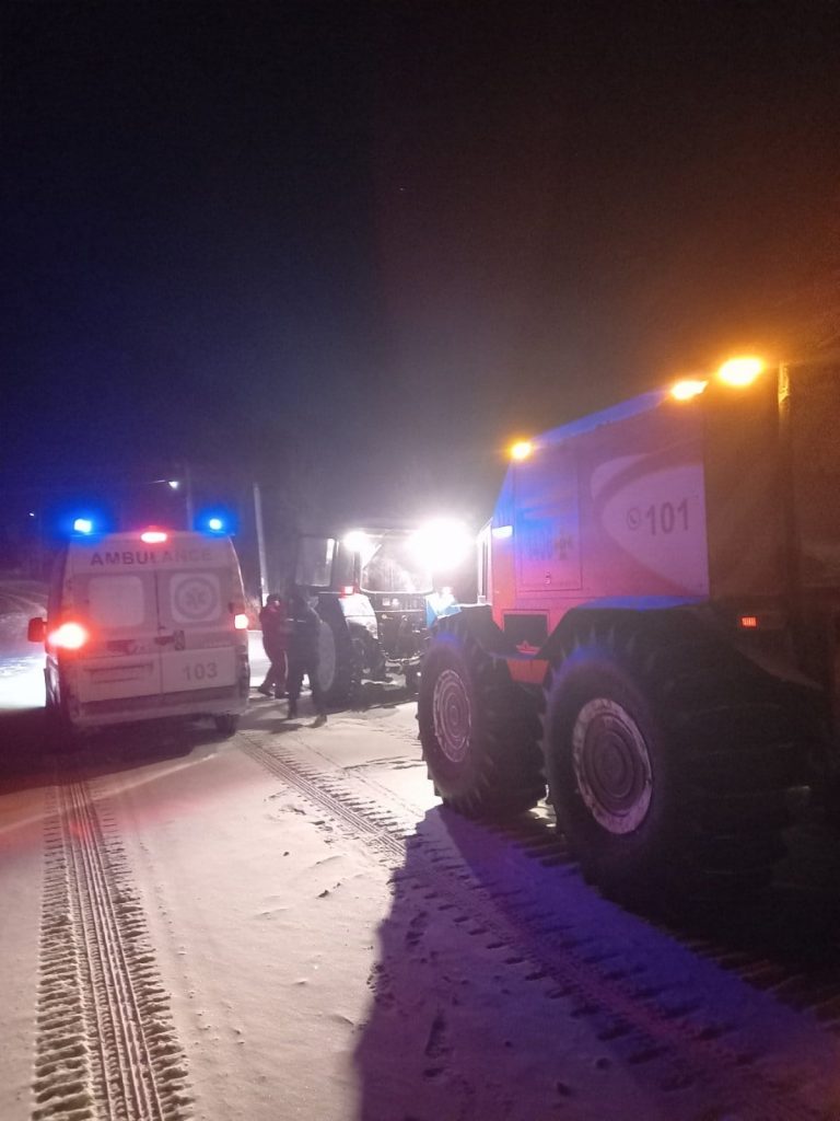 На Прикарпатті зі снігових заметів визволяли хворих та медиків 3 150021395 3678505572269251 7180025221080536546 o