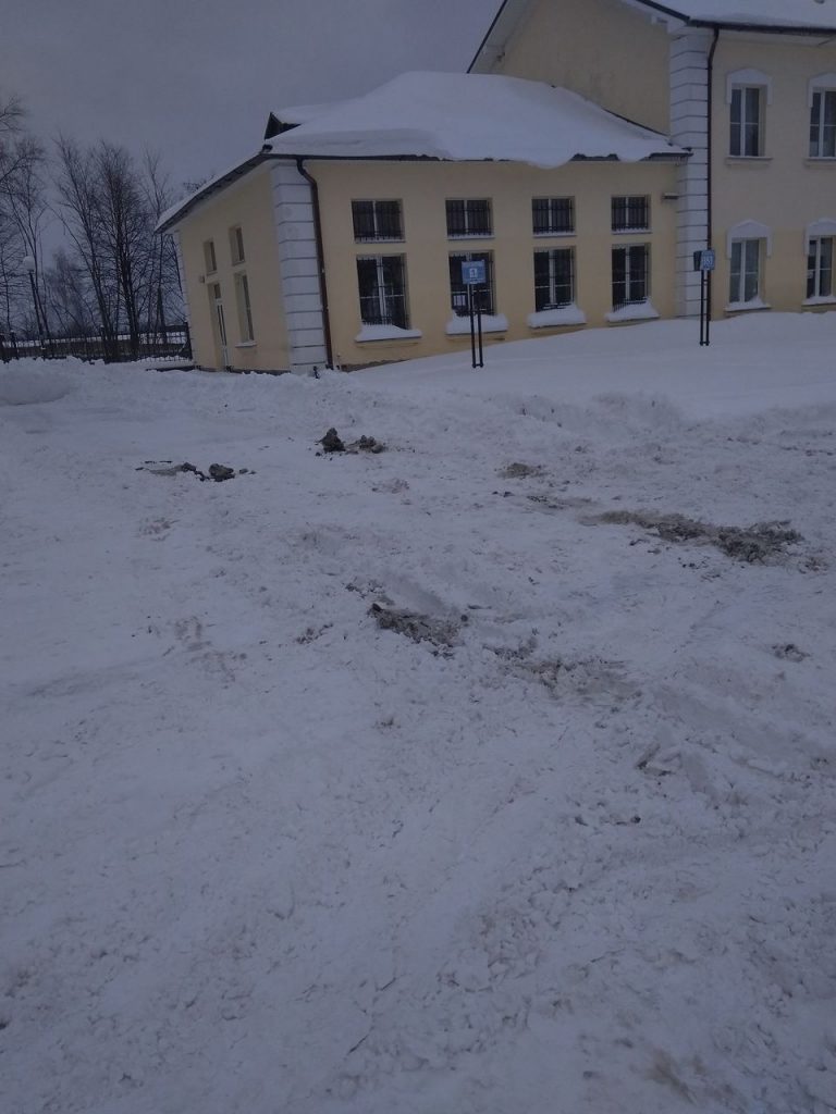 У Долині скаржаться, що комунальники не прибирають сніг біля автостанції (ФОТО) 12 У Долині скаржаться, що комунальники не прибирають сніг біля колишньої автостанції