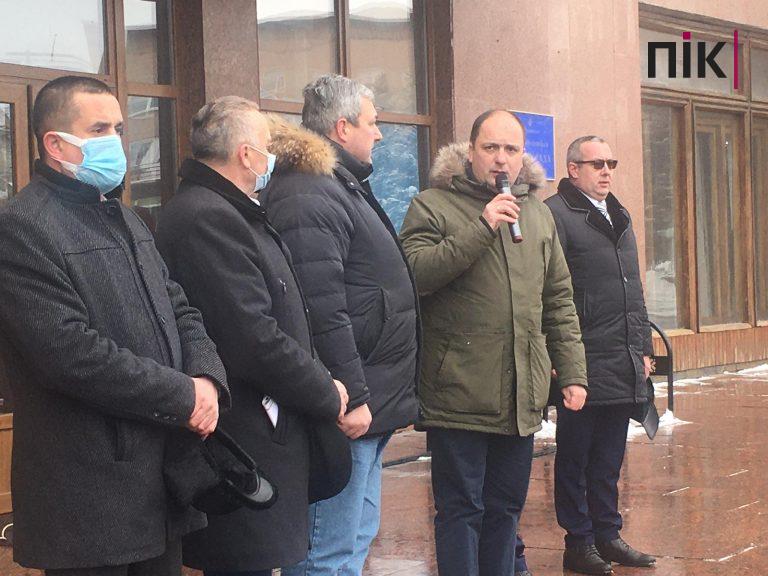 У Франківську під стінами обласної влади розпочалася спільна сесія шести новоутворених районних рад (ФОТО) 2 151211133 2505301453099709 8226586129221396829 n