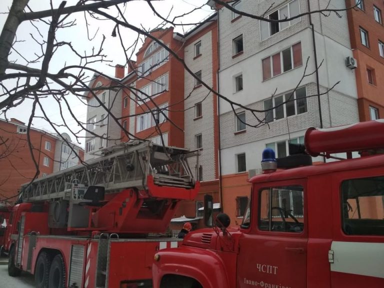 У Франківську горіла квартира: врятовано двох людей, ще один – з опіками (ФОТО) 12 151432846 3683589425094199 9118245976790034177 o