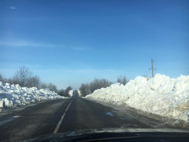 Снігові замети сягали 2,5 м: дорога Р-24 Татарів - Кам'янець-Подільський на Городенківщині (ФОТО)