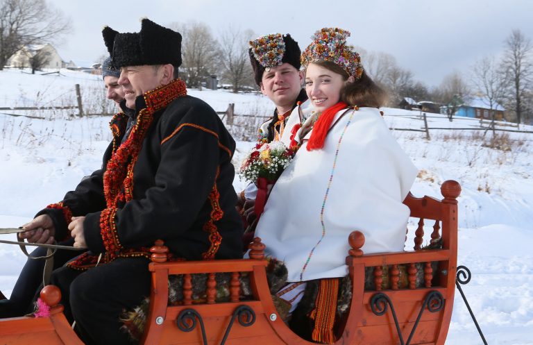 Колоритне гуцульське весілля у зимових Карпатах (ФОТО) 8 Колоритне гуцульське весілля у зимових Карпатах (ФОТО)