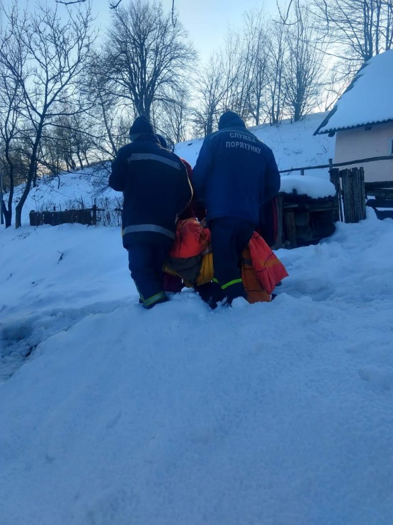 На Косівщині рятувальники допомогли медикам доїхати до хворої жінки (ФОТО)