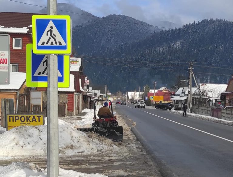 У Ворохті приватники допомогли швидко прибирати дороги та тротуари від снігу (ФОТО)