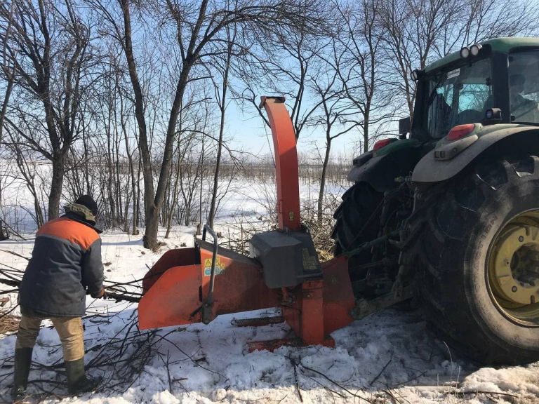 На Прикарпатті зрізані хащі дорожники відправляють на опалення місцевих шкіл (ФОТО) 6 154789807 254817172797510 3038548858484260290 n
