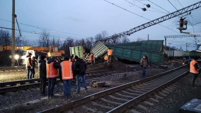 Під Дніпром 8 вагонів вантажного поїзда зійшли з колій і заблокували рух (ФОТО) 12 Дніпро, аварія