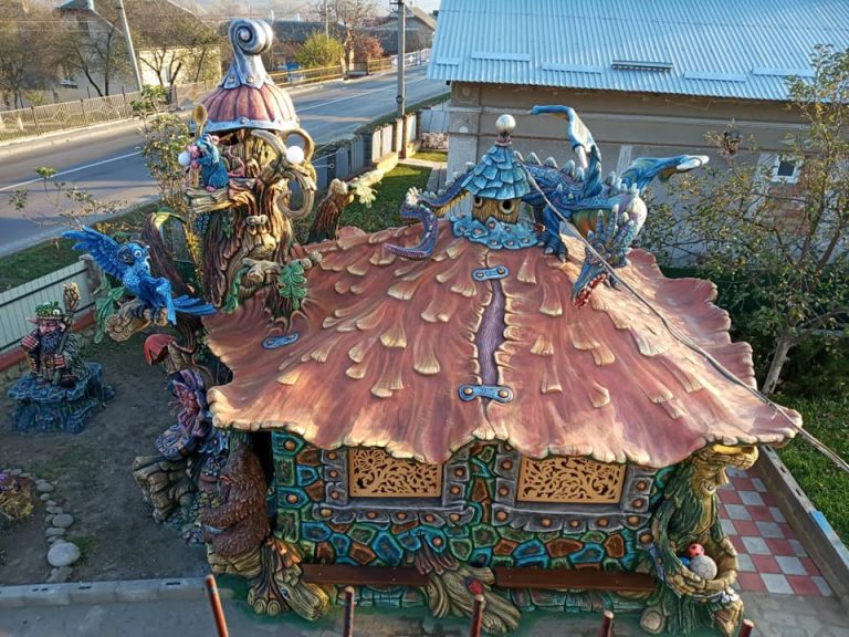На Тернопільщині чоловік створює казкові скульптури (ФОТО)