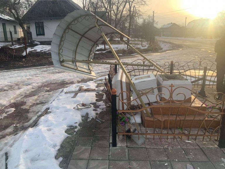 У Калуші чоловік побив вікна будинків, перукарні, магазину і зруйнував каплицю (ФОТО, ВІДЕО) 1 1614183097 76e98e9781bb7db970e4